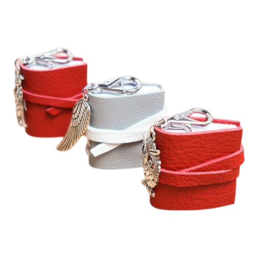 Uniikit korut miniatyylikirjalla ja nahkakansilla