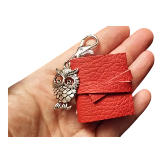 Uniikit korut miniatyylikirjalla ja nahkakansilla