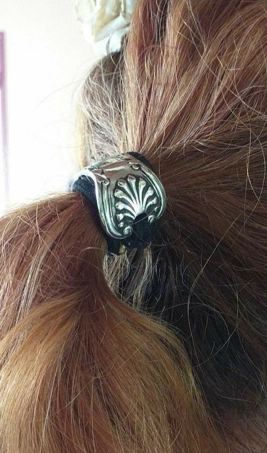 Hellulandian muistojen koruja - aterinkorut: lusikka, haarukka, veitsi hiuskoru