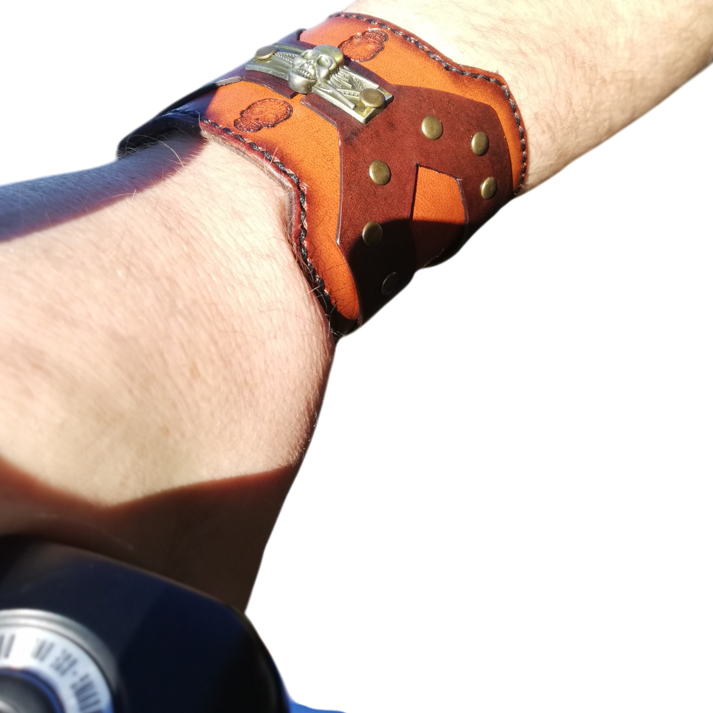 NahkaJaakko Tummanheimo ranneke – Kestävä seikkailukumppani