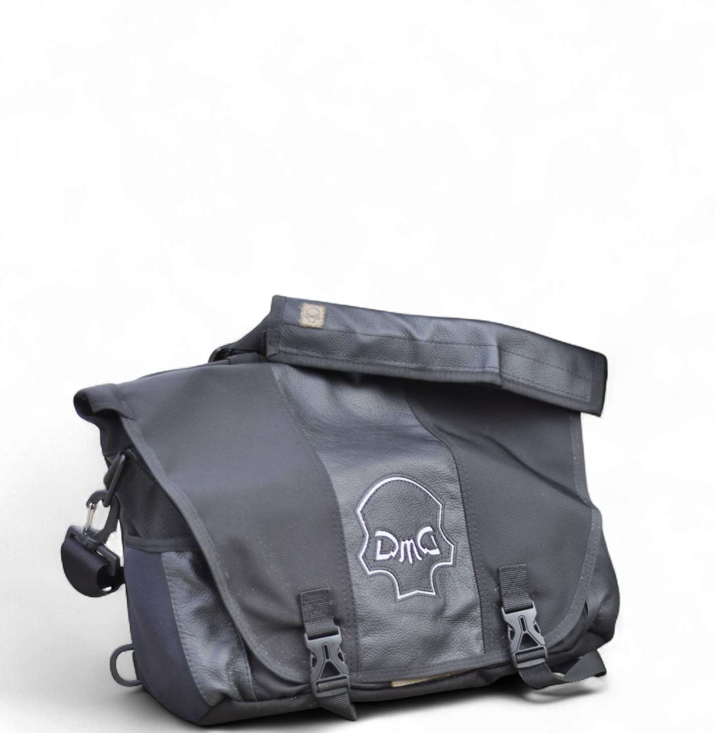 MotoNote laukku moottoripyöräilijälle – vesitiivis nahkakassi takakiinnitykseen | Hellulandia