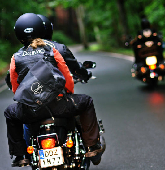 MotoNote laukku moottoripyöräilijälle – vesitiivis nahkakassi takakiinnitykseen | Hellulandia