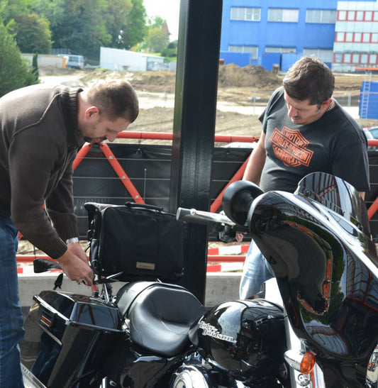 MotoNote laukku moottoripyöräilijälle – vesitiivis nahkakassi takakiinnitykseen | Hellulandia