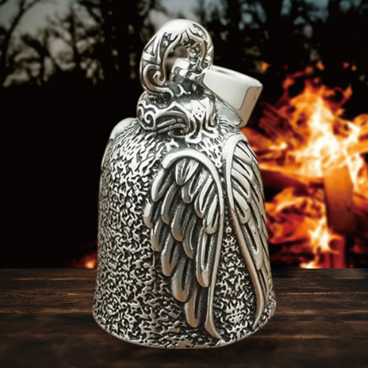 Pirunkello - Motoristin suojakello:  siivet röpöläisellä taustalla