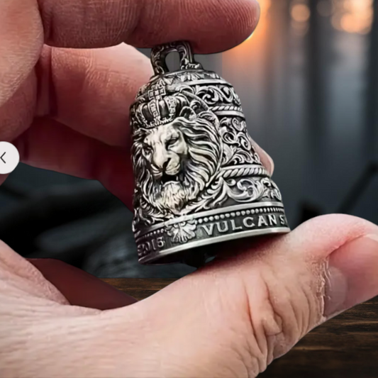 Pirunkello - Motoristin suojakello: Leijona ja hulmuava harja