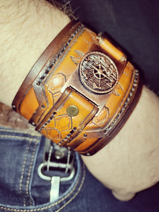 NahkaJaakko Riimukallio - Nahkaranneke, joka tuo historian käteen