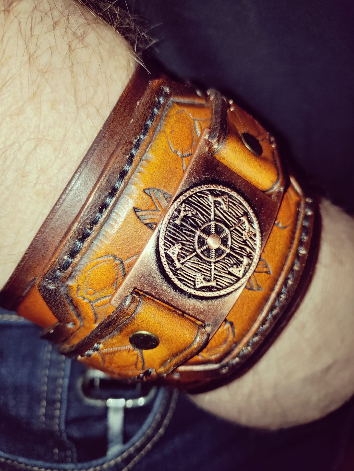 NahkaJaakko Riimukallio - Nahkaranneke, joka tuo historian käteen