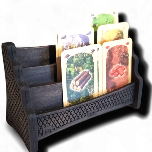 vanerista tehty noppatorni ja korttiteline