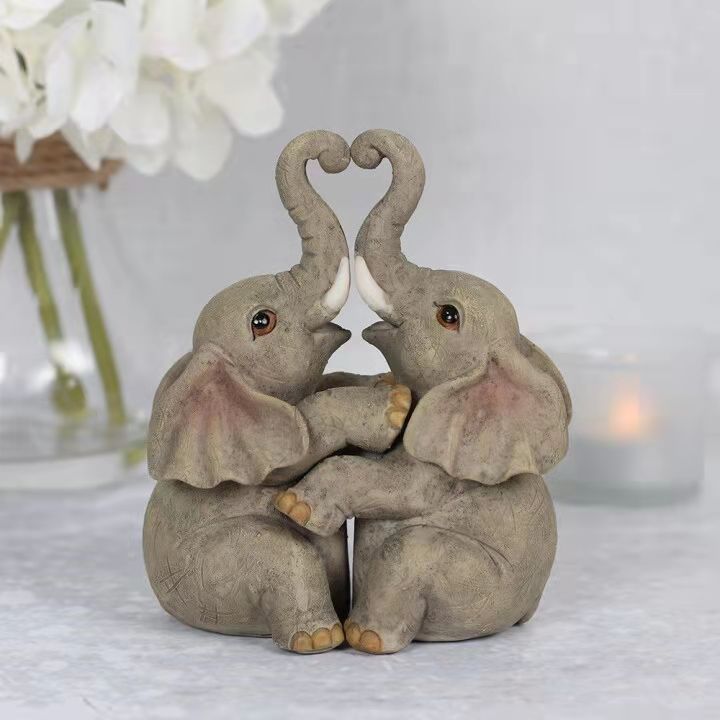 Animal Love Couple Hug Statue Decoration Resin Ornament