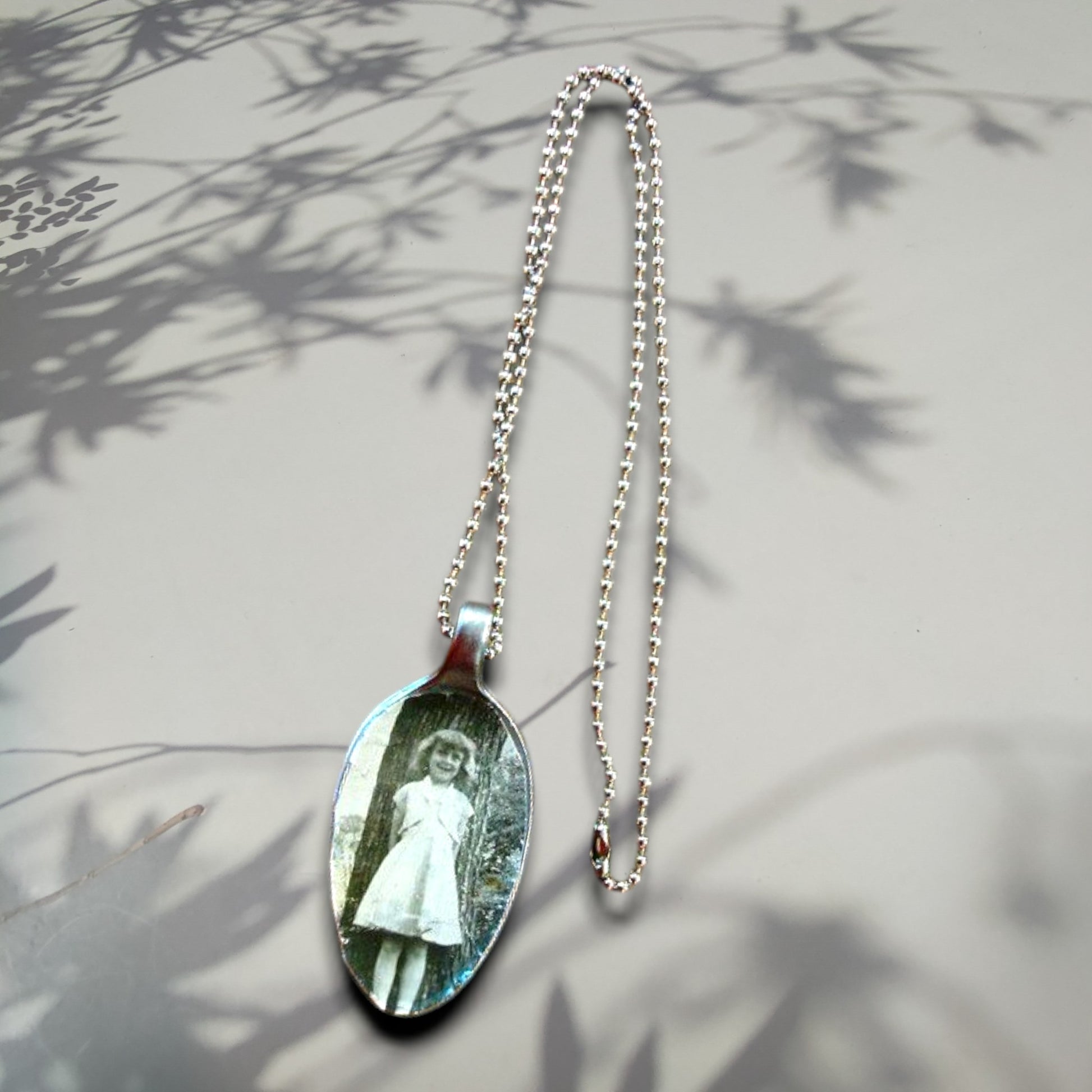 Hellulandian muistojen koruja - aterinkorut: lusikka, kaulakortu resiini kuva