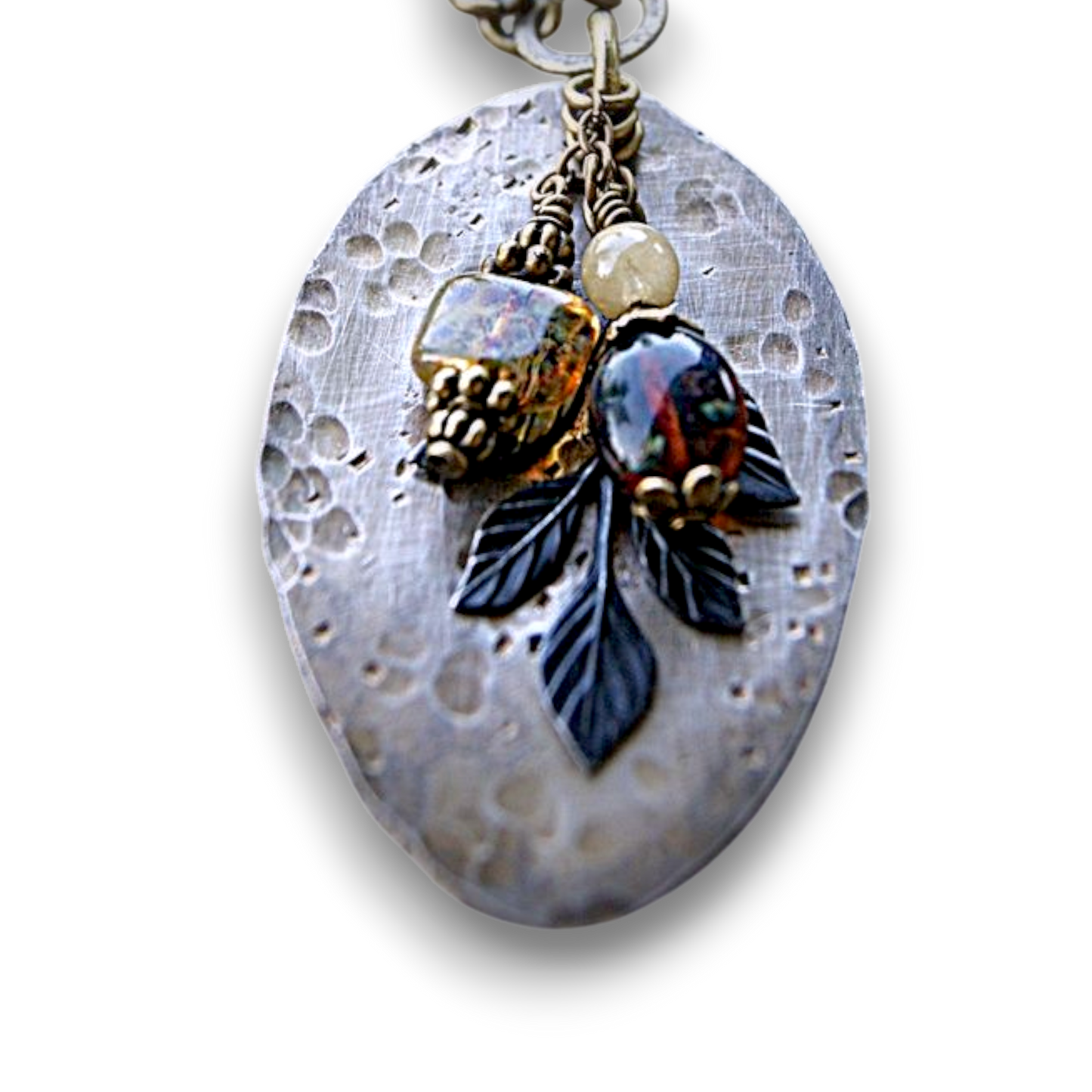 Hellulandian muistojen koruja - aterinkorut: lusikka, kaulakoru ja riipuksia