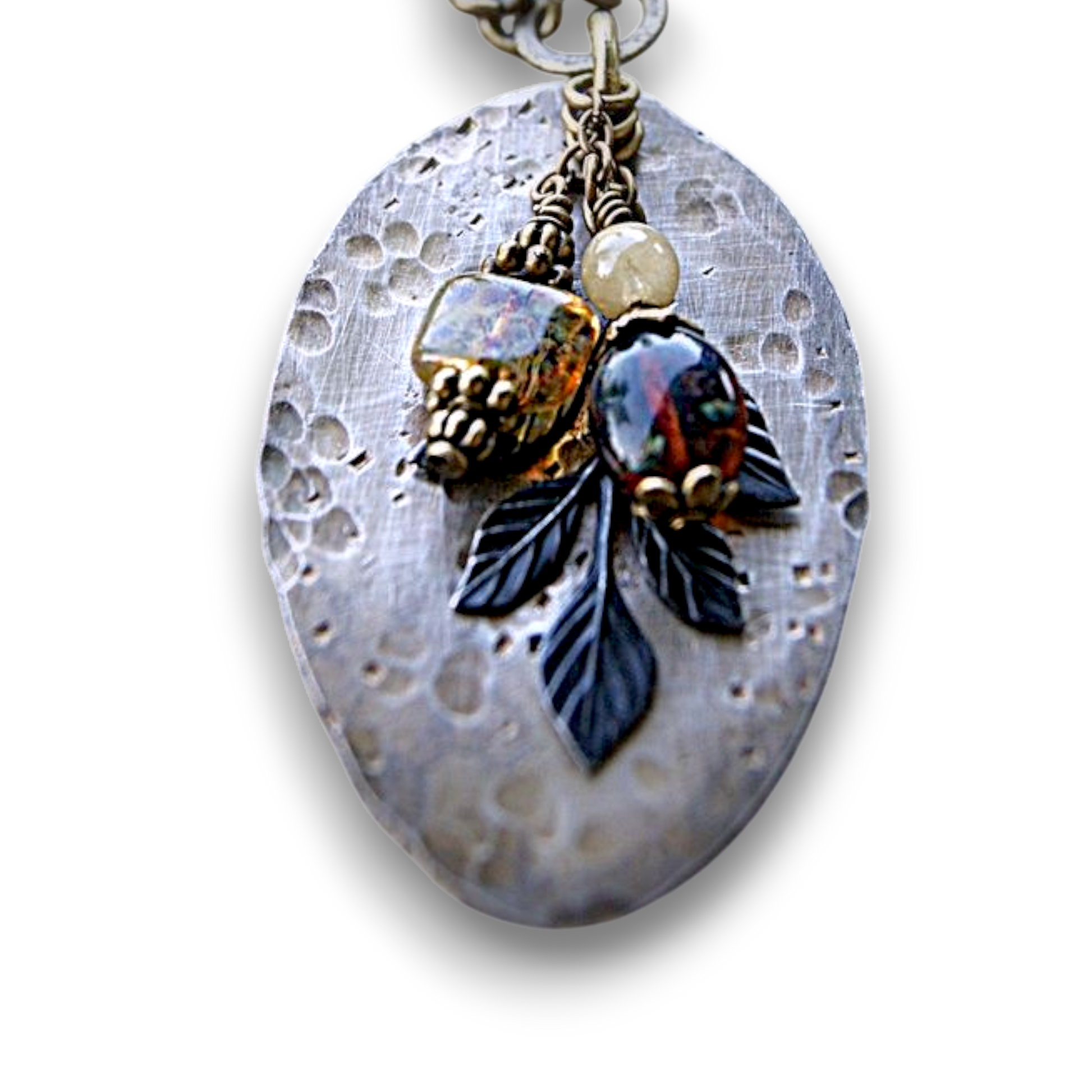 Hellulandian muistojen koruja - aterinkorut: lusikka, kaulakoru ja riipuksia