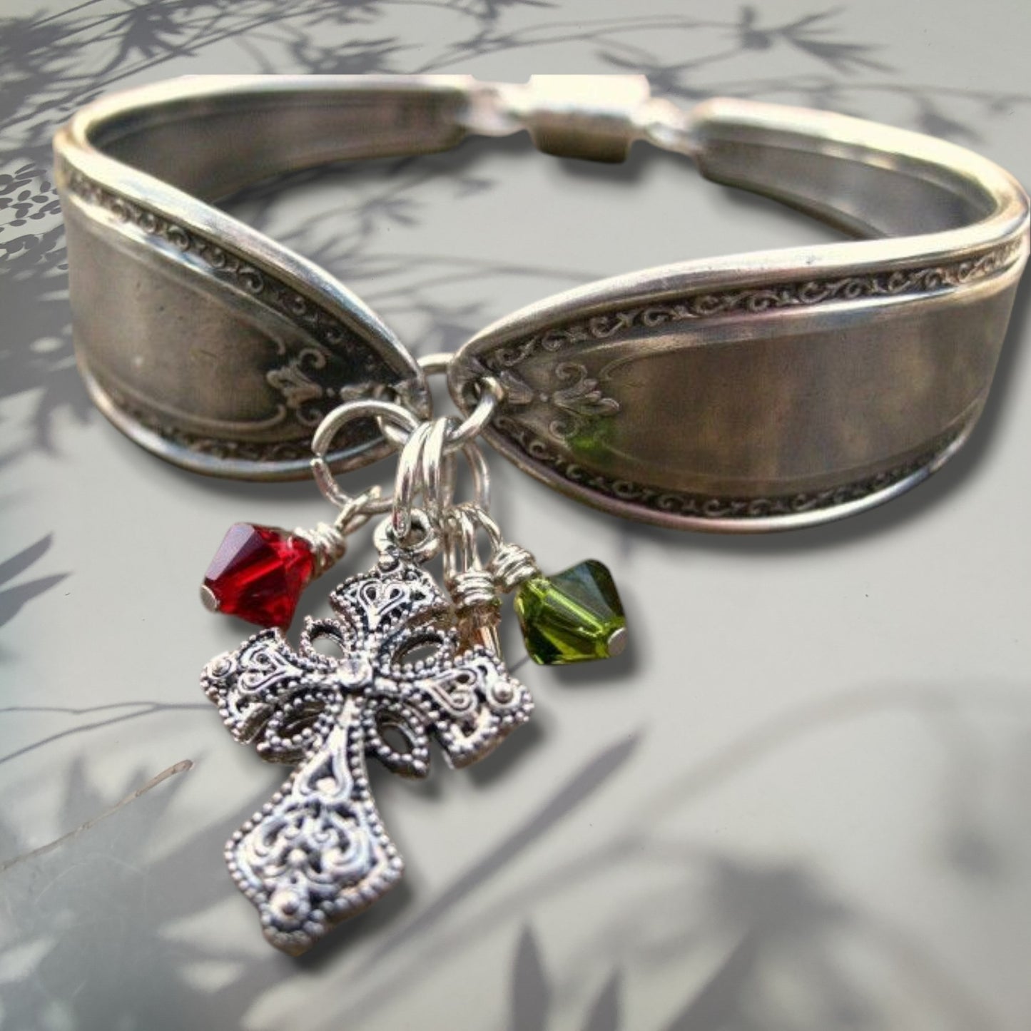 Hellulandian muistojen koruja - aterinkorut: lusikka, haarukka, veitsi 2x ja koristeet