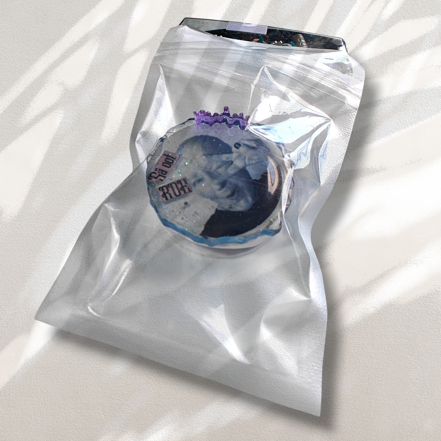 KOURAKIEKKO — puhelimen otehela, tehty käsin Hellundian pajalla, popsocet