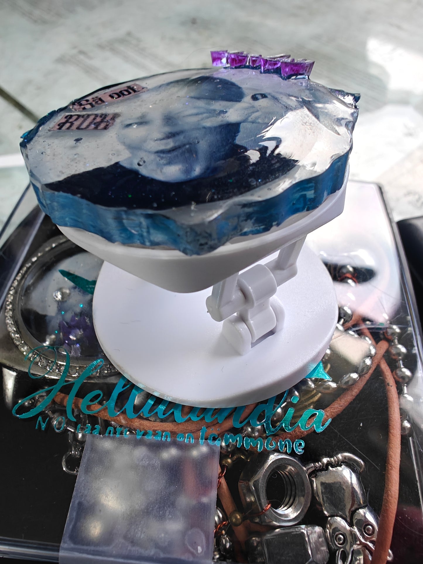 KOURAKIEKKO — puhelimen otehela, tehty käsin Hellundian pajalla popsocet