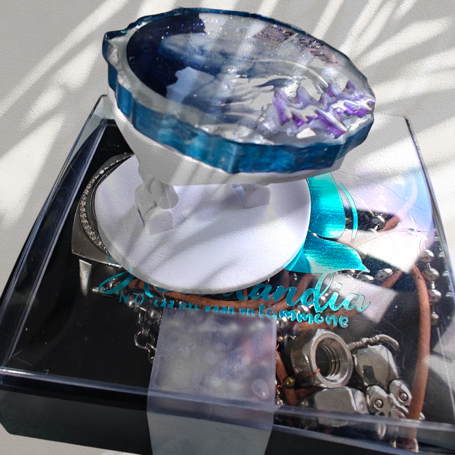 KOURAKIEKKO — puhelimen otehela, tehty käsin Hellundian pajalla