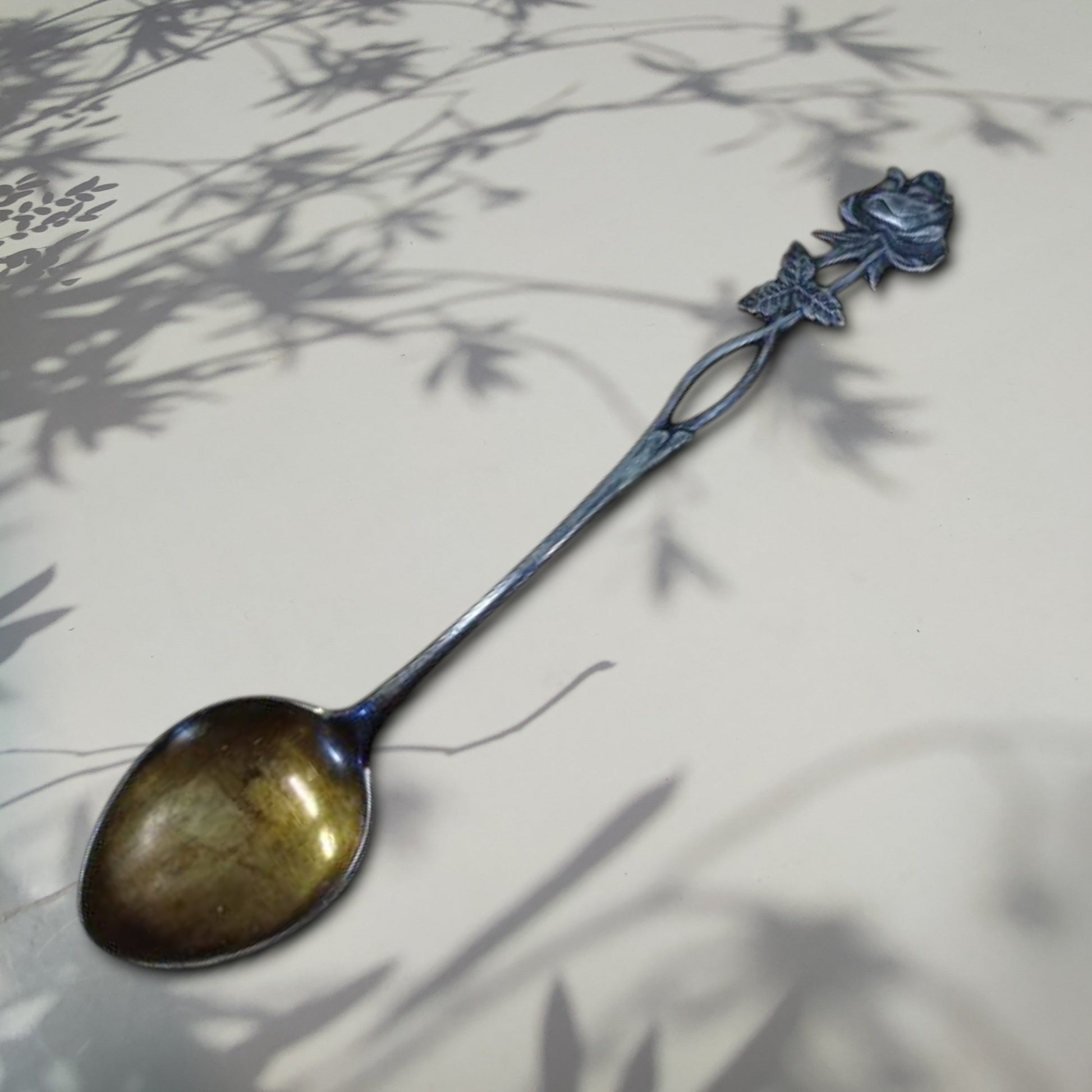 Hellundian muistojen koruja - aterinkorut: lusikka, haarukka, veitsi