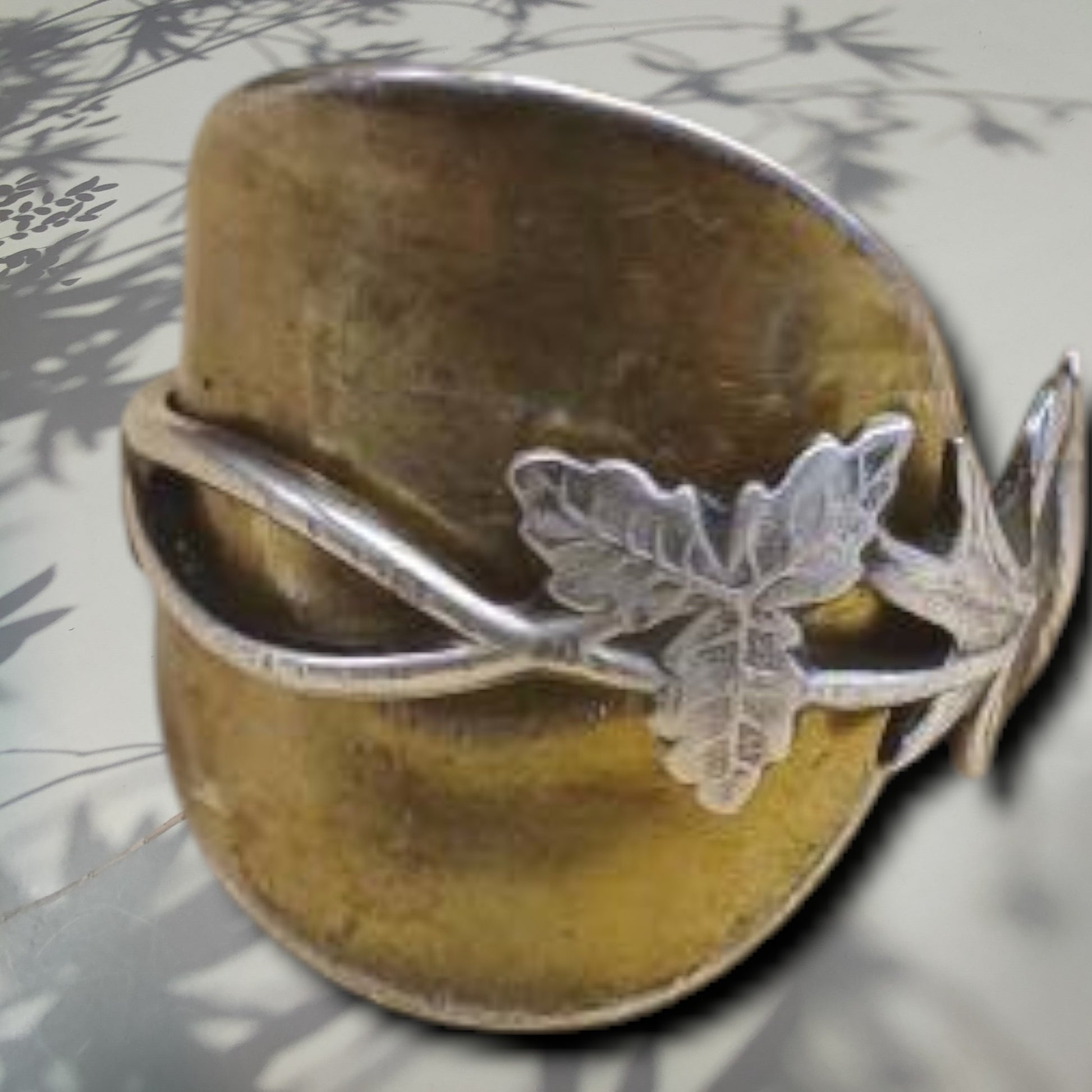 Hellundian muistojen koruja - aterinkorut: lusikka, haarukka, veitsi