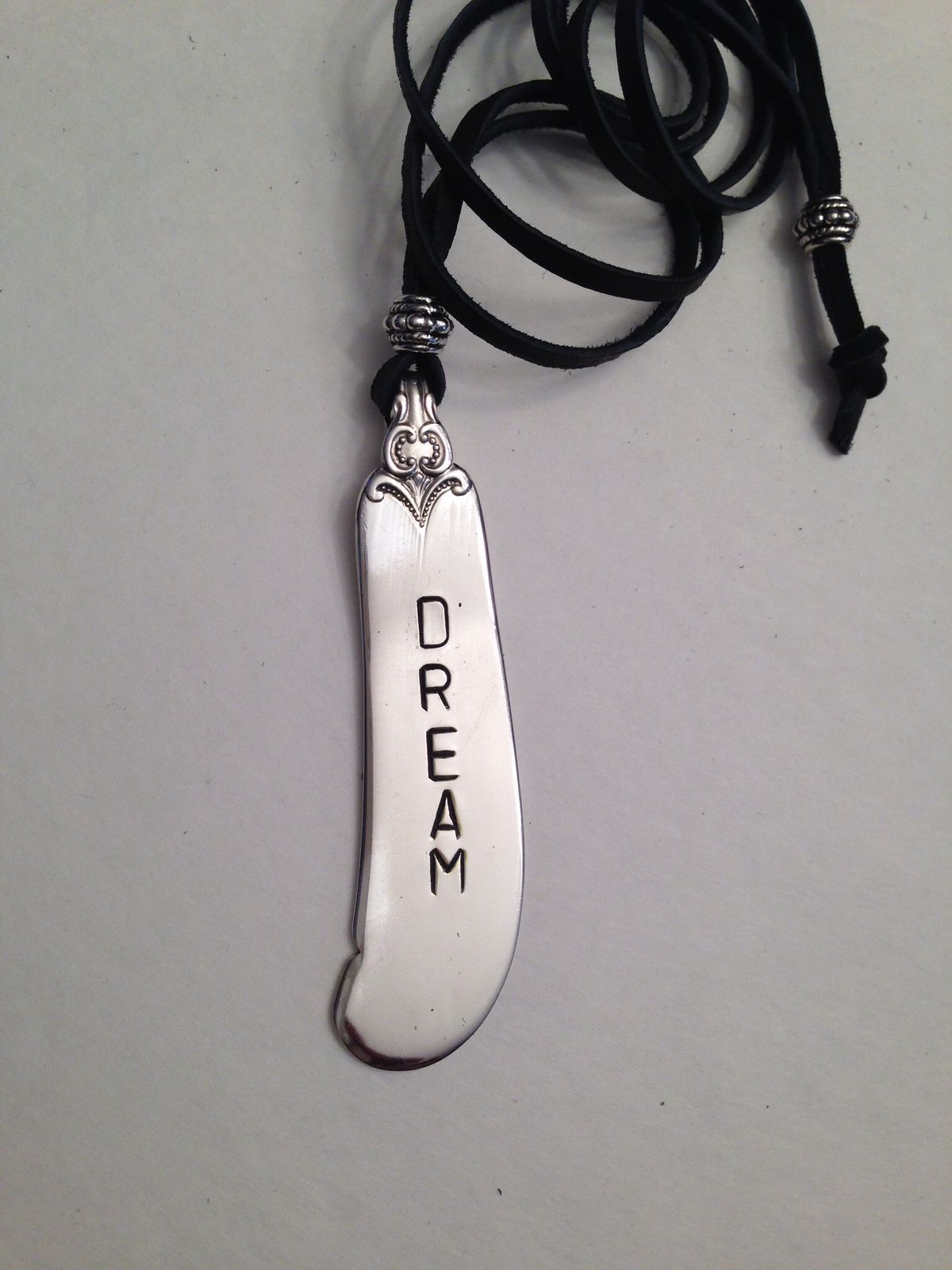 Hellulandian muistojen koruja - aterinkorut: , pystymalli, veitsi